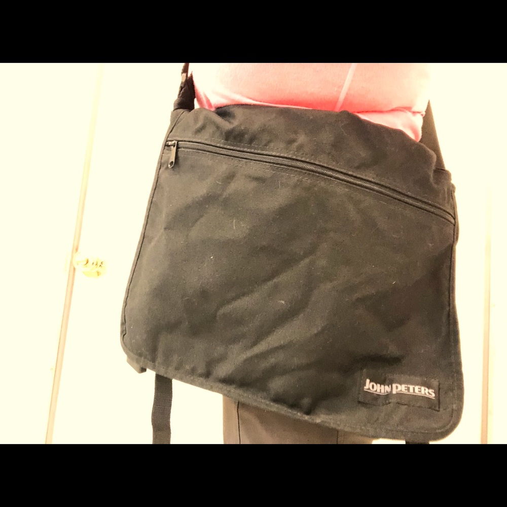 John Peters Unisex Messenger Bag, Black.